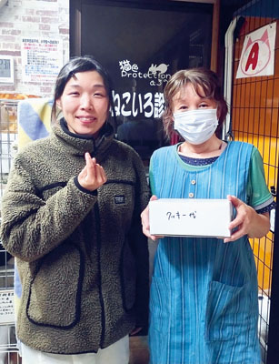 写真:CafePito店主の檜山さん(左)と猫色protectionむろらん代表の芳賀さん