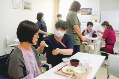 写真:食事介助の実習に臨む研修参加者ら