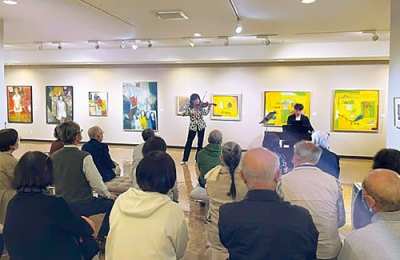 写真:室蘭市民美術館で開かれたバイオリンコンサート。市民らが油絵の展示会とともに、絵画と音楽のコラボ演奏会を楽しんだ=昨年5月