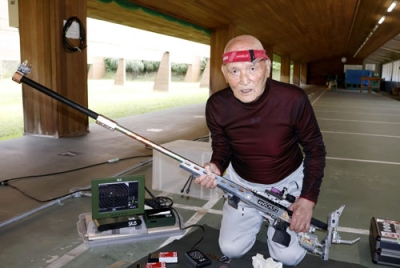 写真:金箔を施した銃を手にするライフル射撃の高桑昭紀=金沢市