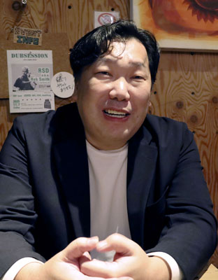 写真:「夜会」を主宰する伴野卓磨さん