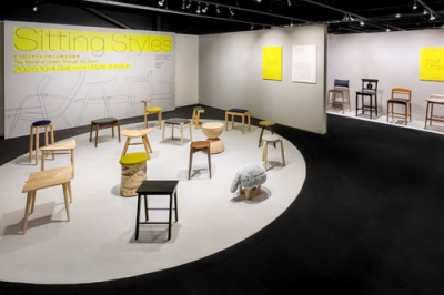 写真:「旭川デザインセンター」の椅子をテーマにした企画展