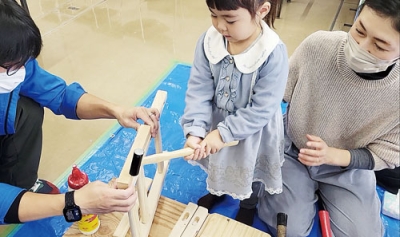 写真:椅子作りを体験する親子(提供写真)
