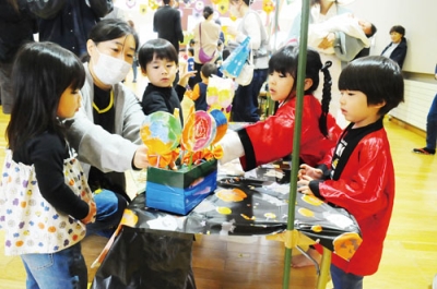写真:お店屋さんごっこで、買い物を楽しむ園児たち