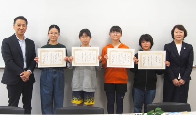 写真:コンクールに入賞した天神小の(左側2人目から)佐藤さん、大辻さん、小田さん、池﨑さん