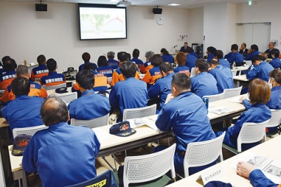 写真:防災活動について学ぶ消防団員