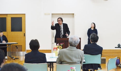 写真:創立50周年の節目を祝った記念式典で講話する濱田さん