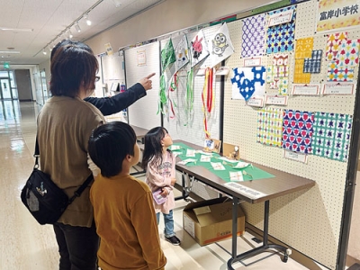 写真:児童生徒の力作が展示されている特別支援学級作品展