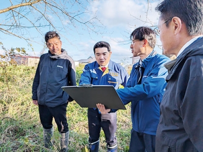 写真:町職員らから説明を受け、ヨコスト川の状況を確認する山岡氏(左から2番目)