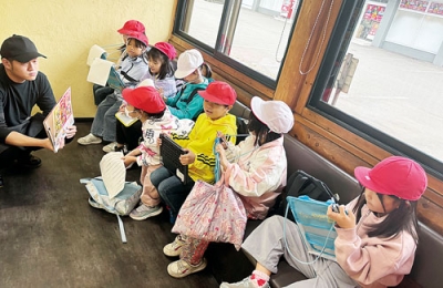 写真:従業員に「えがおのひみつ」を質問する子どもたち