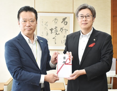 写真:「伊達市の地域振興に」と、社員らの善意を目録で手渡す髙田市場統括部長(左)