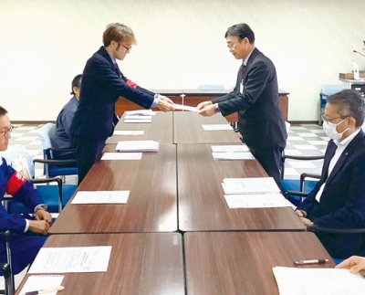 写真:要求書を手渡す仲澤議長(左)=提供写真