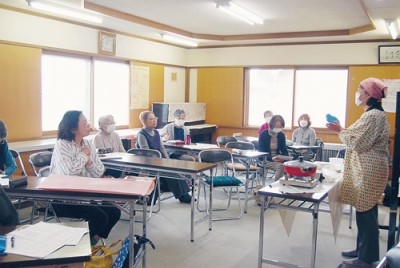 写真:事前講習会で当日の実習内容を確認する会員