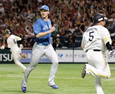 写真:5回、ソフトバンク・川瀬(奥)に決勝打を許した日本ハム・達。右は本塁へ向かう三走山川=みずほペイペイドーム