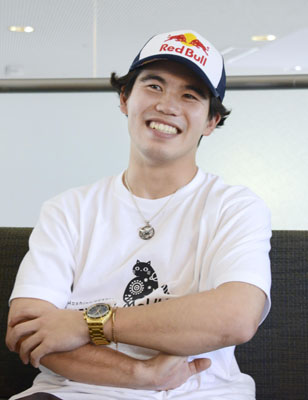 写真:取材に応じるスノーボード男子の荻原大翔=福島県磐梯町