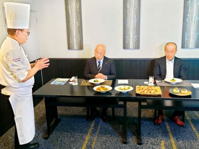 写真:シェフ(左)から料理の説明を聞く下道町長ら(提供写真)