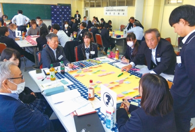 写真:理想のまちの実現へ意見を出し合う開来高生と市議