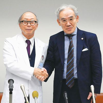 写真:徳洲会グループ入りを正式発表した母恋の有賀理事長(左)と徳洲会の東上理事長