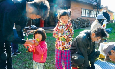 写真:熱々の焼き芋を頬張る子どもたち