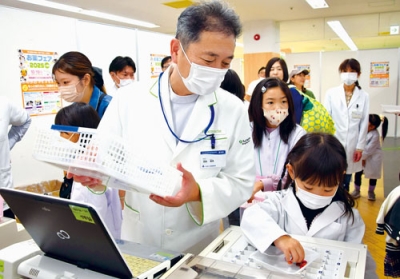 写真:こども薬局で調剤を体験する子どもたち