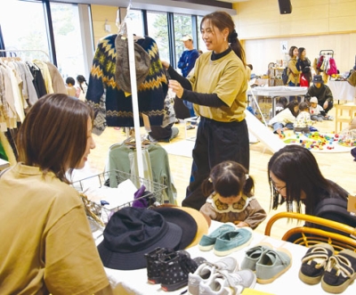 写真:掘り出し物を求め、来場者でにぎわう会場