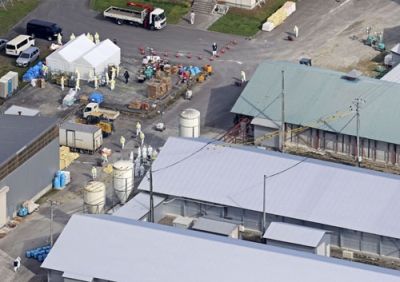 写真:鳥インフルエンザの陽性が確認された北海道白老町の養鶏場=22日午前10時15分(共同通信社ヘリから)