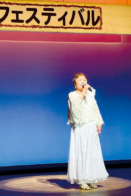 写真:ステージで自慢ののどを響かせる出演者(提供写真)