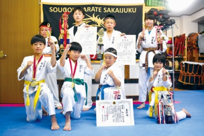 写真:全国・全道大会の入賞を励みに、さらなる上達を誓う坂井塾の門下生たち