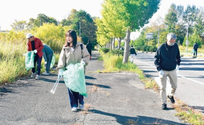 写真:イチョウが続くインター通り沿いで清掃活動に励む参加者