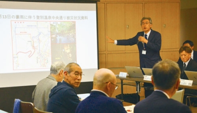写真:登別温泉中央通りの被災状況を説明する齊藤部長