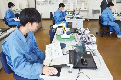 写真:ロボットのプログラミングを体験する生徒