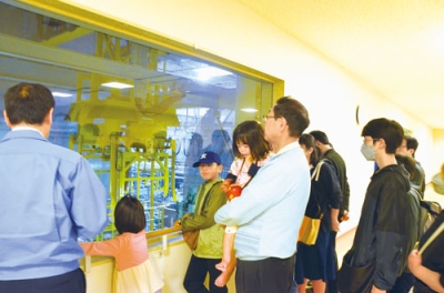 写真:処理方法に理解を深める「日曜見学デー」の参加者