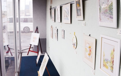 写真:心を和ませるちぎり絵が並ぶ斎藤さんと佐藤さんの作品展