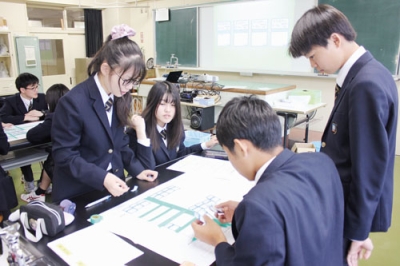 写真:「Doはぐ」を使い避難所運営を考える生徒たち
