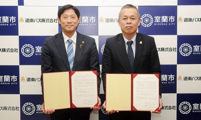 写真:UIJターン就職促進に関する協定を結んだ長谷川社長(右)と青山市長