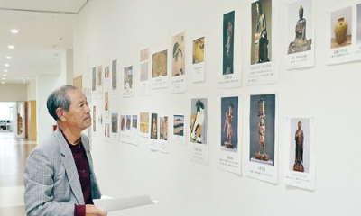 写真:1952年の展覧会を振り返る写真が並ぶ会場