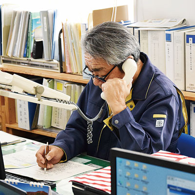 写真:電話で情報を共有する胆振総合振興局の職員