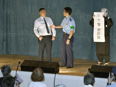 写真:中山春日神社奉納歌舞伎の幕あいで、漫才を披露する「餃子とイガグリ」の佐野浩太警部補(右)と小脇康平巡査=香川県小豆島町