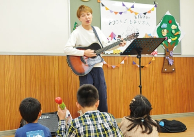写真:子どもたちに演奏を披露するKENTOさん