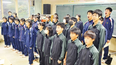 写真:定演に向けて合唱の合同練習に取り組む生徒たち