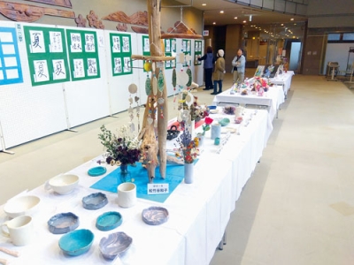 写真:興味を引く作品が並ぶ長生大学の作品展