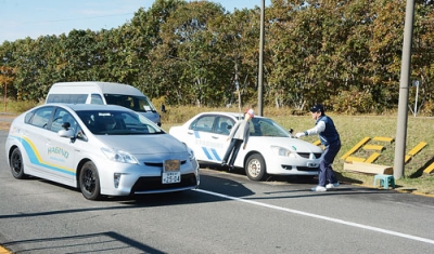 写真:飛び出してきた人形に反応し、急ブレーキをかける教習車