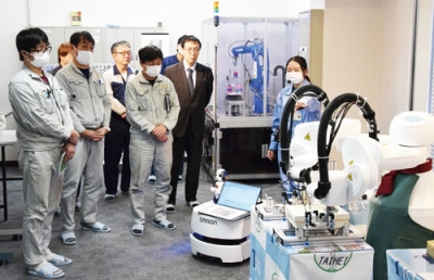 写真:産業用ロボットを見学する参加者