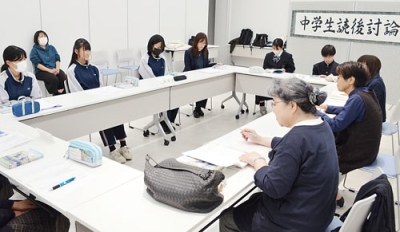 写真:升井さんの作品をテーマに中学生が意見交換した討論会