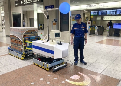 写真:JR東海が実証試験で公開した、重量物を自動搬送するロボットの試作機=名古屋駅