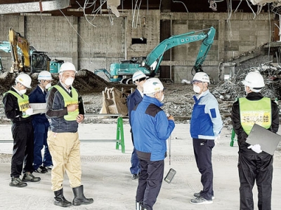 写真:旧市体育館の現場を見て回る市建協の委員ら