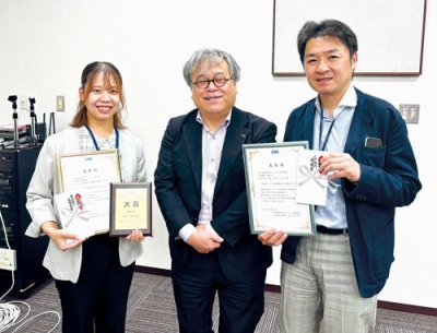 写真:受賞を喜ぶ、室蘭まちづくり放送の森さんと星康洋さん(右)。中央は杉澤会長