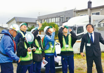 写真:ドローンを操縦する緑陽中生徒ら