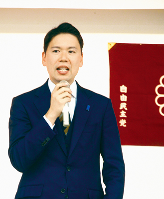 写真:役員会の冒頭であいさつに立つ松下氏