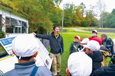 写真:旧三恵病院跡地で過去の有珠山噴火を学ぶ児童ら
